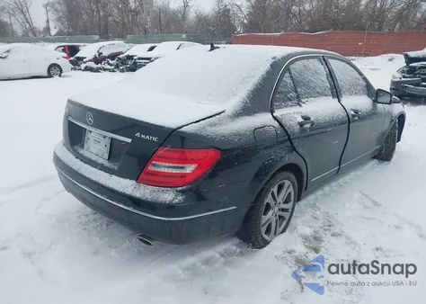 2013 Mercedes-Benz C 300 Luxury 4Matic z USA, uszkodzony, nr VIN WDDGF8AB1DR257235